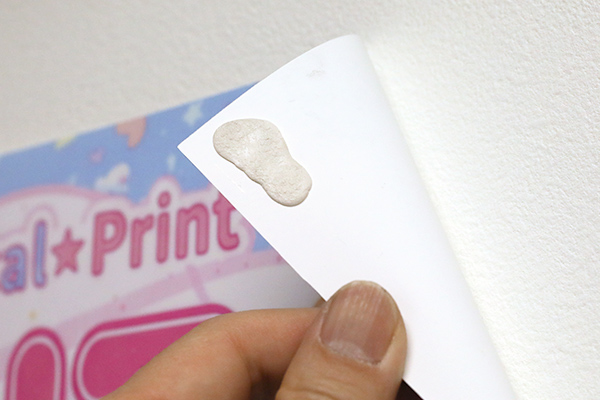 四隅にひっつき虫をつけたポスター