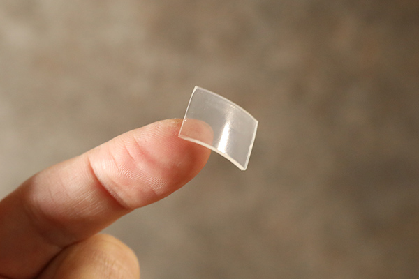 小さく長方形にカットした超強力アクリルフォーム両面テープ