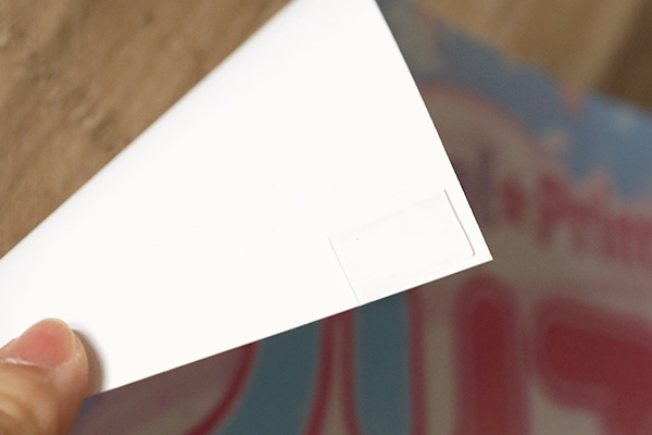 ポスターの裏面に超強力アクリルフォーム両面テープを貼り付けた様子