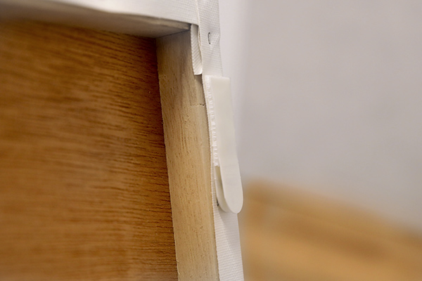 コマンドファスナーをキャンバスパネルの裏面の角に貼り付けた様子