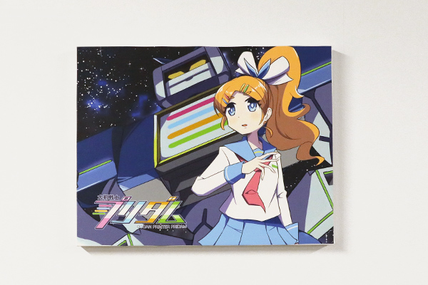 コマンドファスナーを使用して壁にかけられたキャンバスパネル