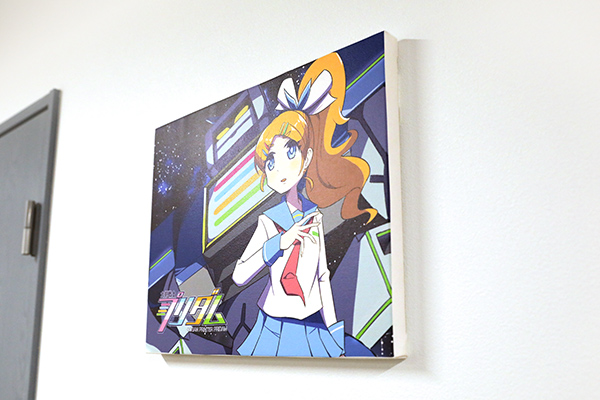 コマンドファスナーを使用して壁にかけられたキャンバスパネルを斜めから撮影した写真