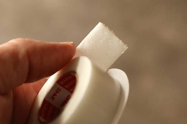 壁紙用剥がせる両面テープの裏面