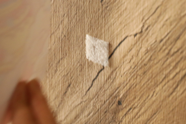 ポスターをはがした後に、壁紙に残った粘着面の残骸