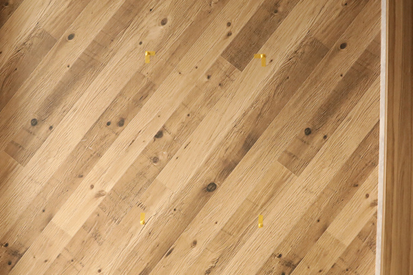 四隅に丸形超強力マグネットの土台がつけられた壁