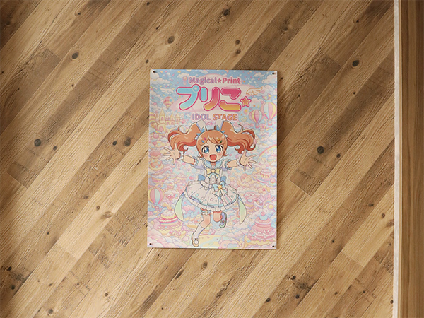 丸形超強力マグネットを使用して壁にかけられたポスター