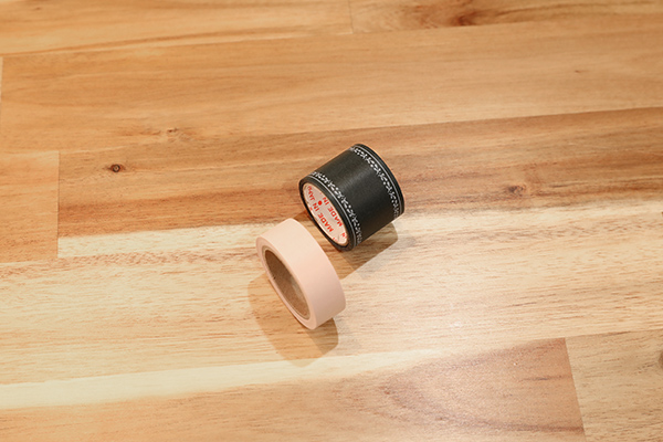 床に置かれたマスキングテープ
