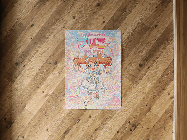 マスキングテープを使用して壁にかけられたポスター