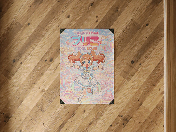 マスキングテープで作ったポケットを使用して壁にかけられたポスター