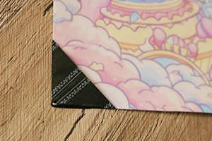 ポスターの左下をマスキングテープで作ったポケットで止めた様子