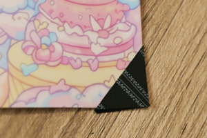 ポスターの右下をマスキングテープで作ったポケットで止めた様子