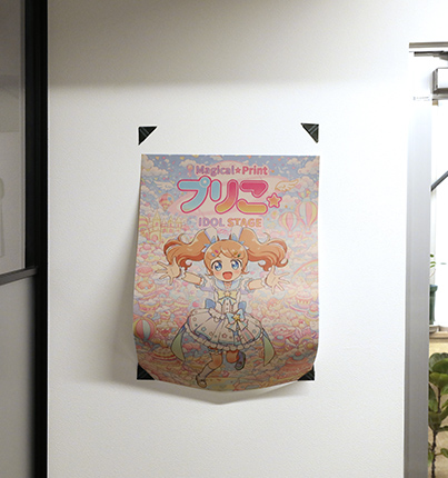 壁につけたポスターが落ちていく様子