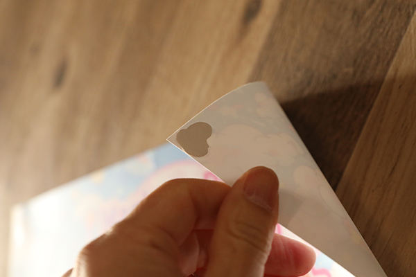 ポスターの裏面にひっつき虫を貼り付けた様子