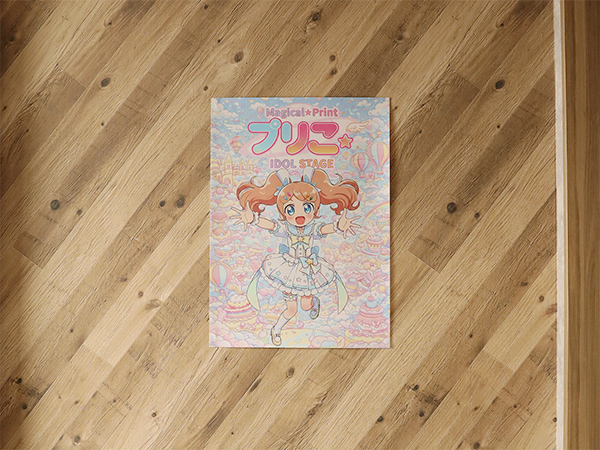 ひっつき虫を使用して壁にかけられたポスター