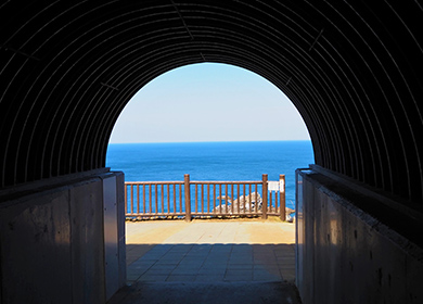 トンネルの向こう側の海が明るくはっきりと写っている写真