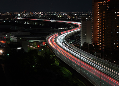 夜の高速道路の暗い写真