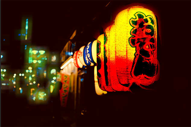 夜の中で明るく光る提灯が並んでいる写真