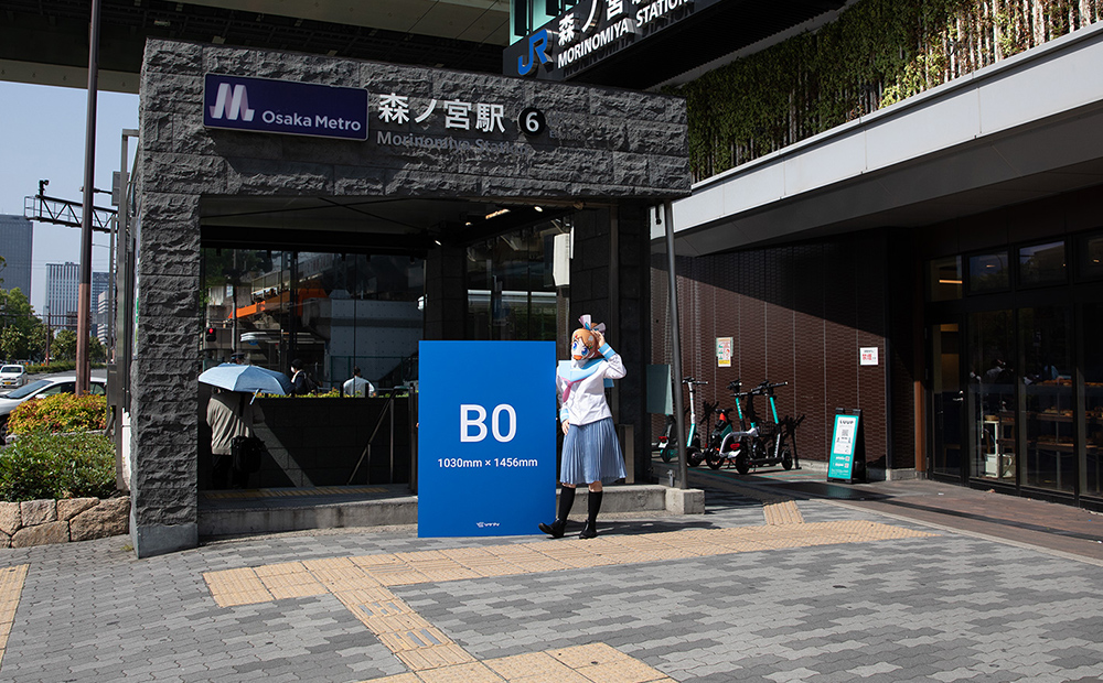 JR森ノ宮駅前でB0サイズの発泡パネルを横にして立っているソクプリ子ちゃん