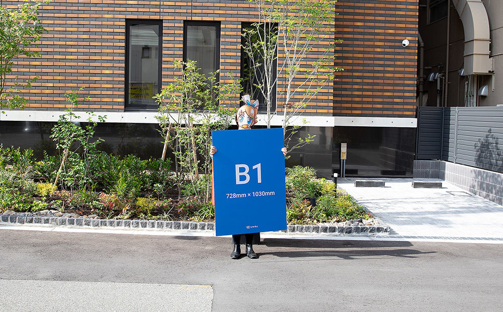 B1サイズの発泡パネルを手にして立っているソクプリ子ちゃん